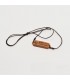 Colar com placa de madeira